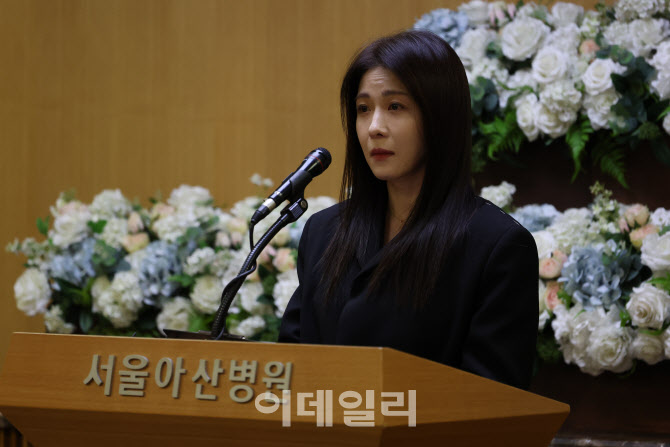 고  이순재 추도하는 하지원                                                                                                                                                                        