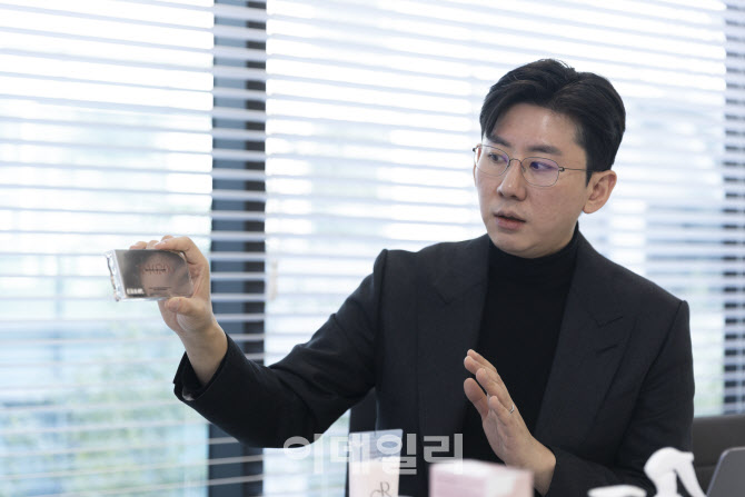 "프랑스 와인처럼 진정성있는 K뷰티 브랜드...3년 뒤 1조가치 자신" - 뉴스 썸네일 이미지