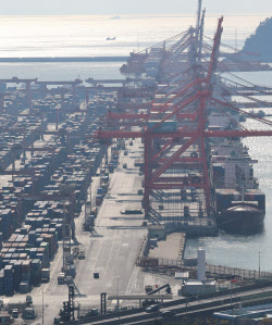 한은, 경기회복세 전망…올해 1%·내년 1.8% 성장률 전망(상보)