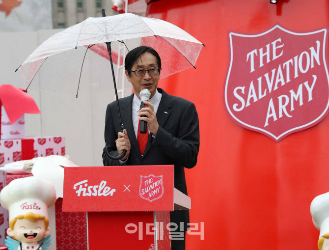  '자선냄비' 인사말하는 이경우 휘슬러코리아 대표 