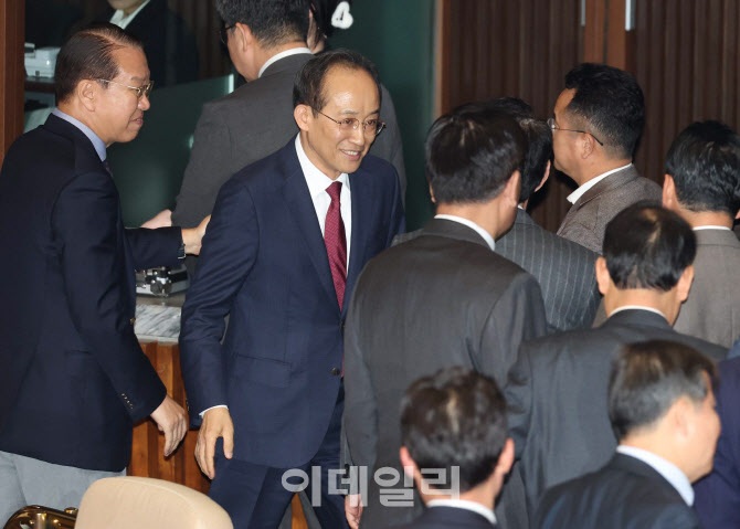 체포동의안 표결, '본회의장 나가는 추경호 의원'