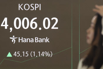 반도체 다음은 바이오?…증시 출렁일때 웃었다