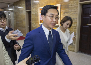 정청래, &apos;측근&apos; 장경태 &apos;성추행 피소&apos;에 진상파악 지시