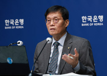 금리동결 최장 기간 &apos;1년3개월&apos;…한은, 내년엔 금리 내릴까