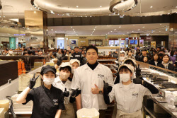 &apos;호두 부케&apos; 문의 폭주…이장우, 신혼여행 대신 부산행