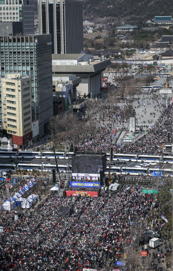 12.3 비상계엄 1년…극단으로 갈라진 정치