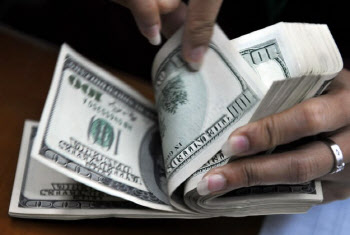 외국인 주식 사자 VS 달러 실수요…환율 1460원대 공방[외환브리핑]