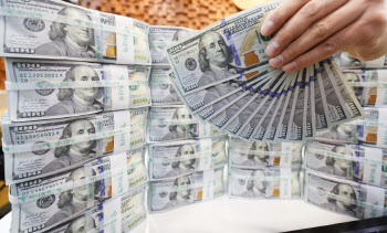 “여행 못 가, 유학 입학도 미뤄”…달러 1500원 ‘직격탄’