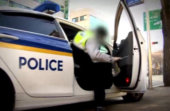 "어렵다, 유산 더 달라"...흉기 들고 누나 찾아간 50대 남동생 - 뉴스 썸네일 이미지