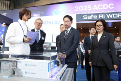 [포토]참가 기업 설명듣는 배경훈 부총리                                                                                                                                                                  