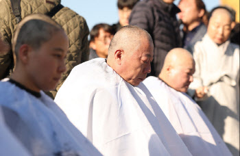 제주항공 참사 유족, 대통령실 앞 삭발…"항철위 공청회 중단하라"