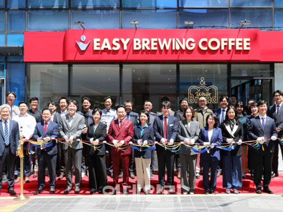 본죽계열사 '이지브루잉 커피', 이달 가맹1호점 오픈...사업 본격화 기... - 뉴스 썸네일 이미지