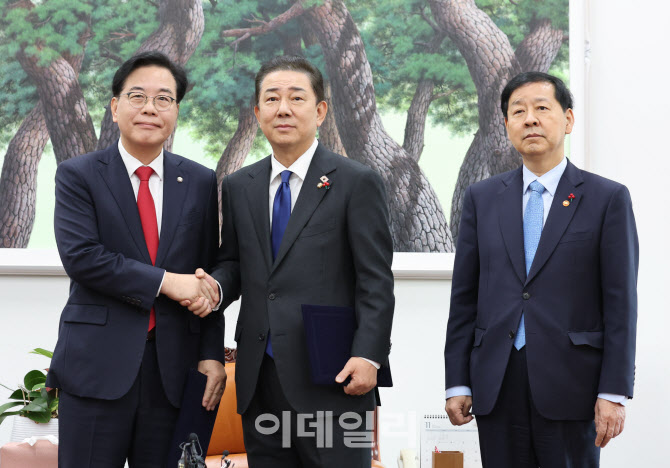 2026년도 예산안 합의, '악수하는 김병기-송언석'                                                                                                                                          