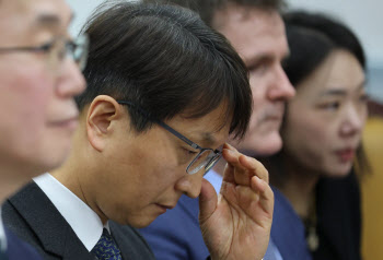 개인정보 &apos;유출&apos; 아닌 &apos;노출&apos; 표현…쿠팡 대표 "부족했다" 사과