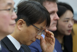 개인정보 &apos;유출&apos; 아닌 &apos;노출&apos; 표현…쿠팡 대표 "부족했다" 사과