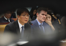 쿠팡 답변 회피에…최민희 "김범석 의장 청문회 열 것" 압박