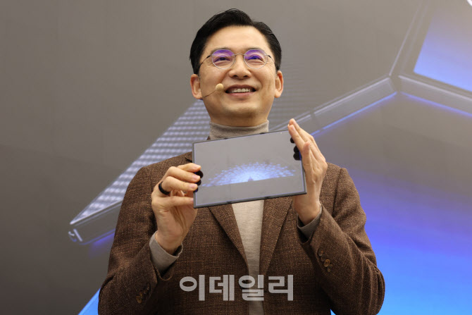 임성택 부사장, 갤럭시Z 트라이폴드와 함께                                                                                                                                                          