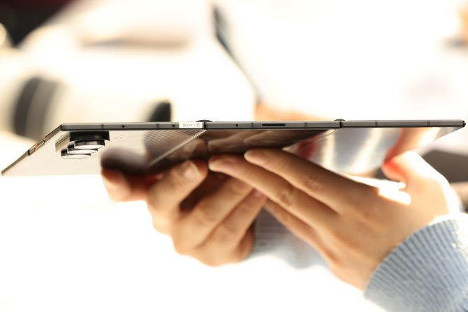 더 얇아진 가장 슬림한 디자인                                                                                                                                                                      