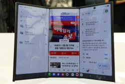 [포토]갤럭시Z 트라이폴드, 세 분할로 나눠서 이용도 가능                                                                                                                                                  