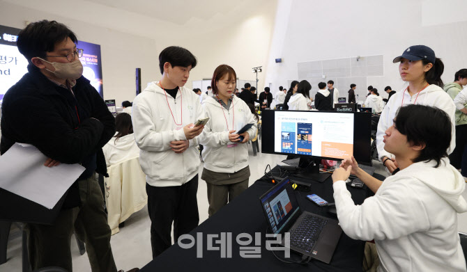 심사위원에게 AI 관련 설명하는 학생                                                                                                                                                                