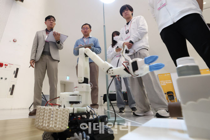 로봇팔에 대해 평가하는 심사위원들                                                                                                                                                                 