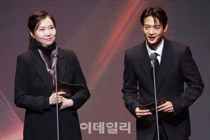 시상하는 민호-황승경 심사위원                                                                                                                                                                     