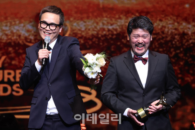 이철희 작가-배우 강일, 연극 최우수상                                                                                                                                                              