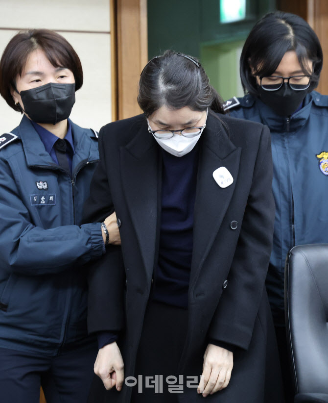 피고인석으로 향하는 김건희                                                                                                                                                                        