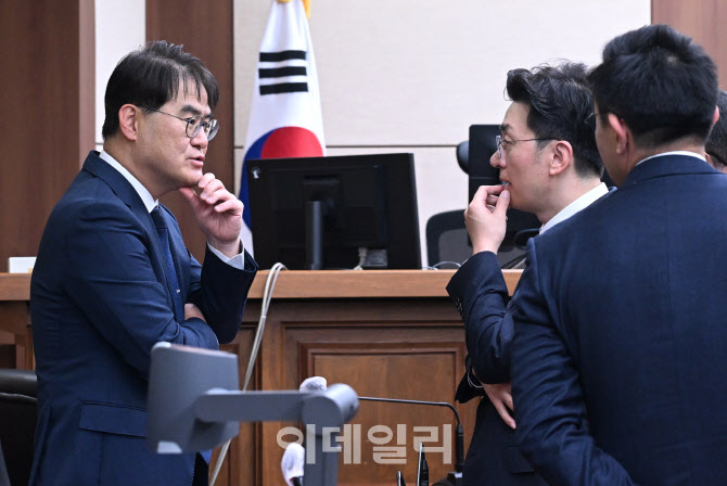 김 여사 측 변호인과 대화하는 민중기 특검 팀                                                                                                                                                       