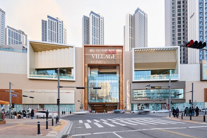 정용진의 지역 밀착 전략...스타필드 축소판 &apos;빌리지&apos; 첫 선