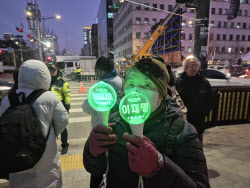 “1년 전 그날처럼”…12월 3일, 시민들은 다시 응원봉을 들었다 (종합)