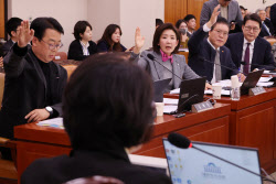 사법부 거센 반발에도…내란특판법, 與주도 법사위 의결(상보)