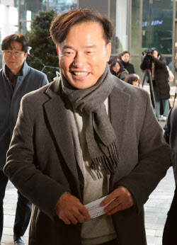 [포토]환하게 웃으며 사무실 들어서는 김종철 초대 방송미디어통신위원장                                                                                                                                    