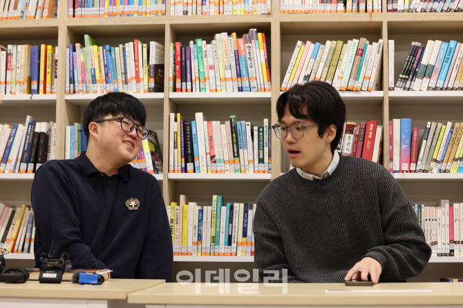  담임선생님과 함께 기자회견하는 수능 만점 왕정건 학생                                                                                                                                             