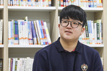 &apos;불영어&apos; 뚫은 수능 만점자…"분쟁 보며 의사 꿈꿨다"