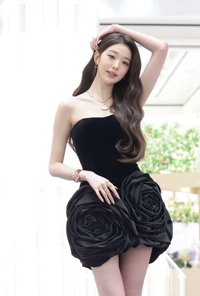 장원영, 인형이야 사람이야?                                                                                                                                                                              