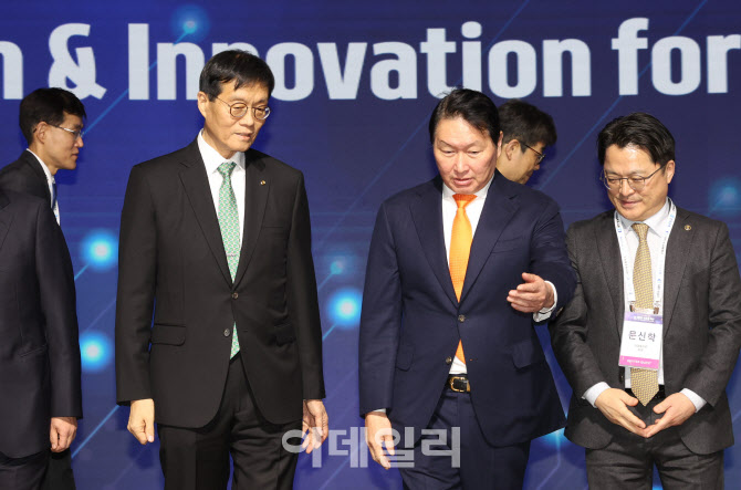 [포토]제4회 BOK-KCCI 세미나 참석한 최태원-이창용