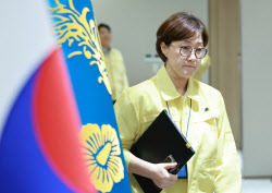 &apos;현지누나한테 부탁할게요&apos; 청탁 논란 겨냥…국힘 "직무배제 시켜야"