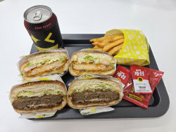 "만원 주고 국밥 먹느니…" 고물가에 뜬 이 버거 정체[먹어보고서]