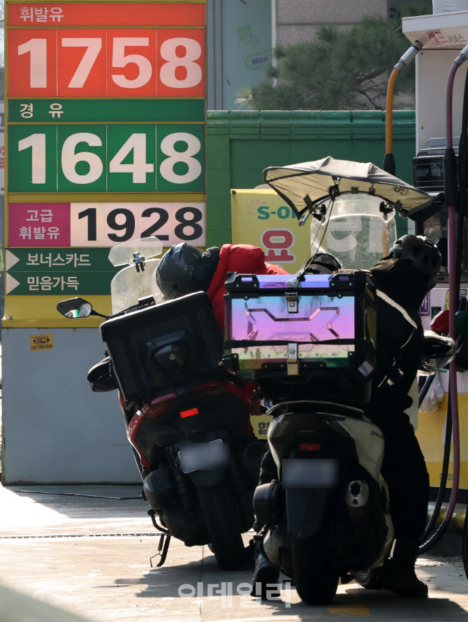 국제유가 내리는데…고환율·시차 영향에 국내 기름값 ‘역주행’                                                                                                                                     