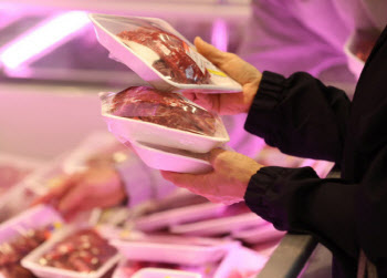 "수입 소고기값 왜 이래?"…마트 갔다 &apos;화들짝&apos; 놀란 이유