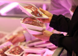 "수입 소고기값 왜 이래?"…마트 갔다 '화들짝' 놀란 이유