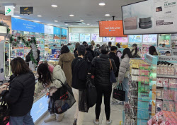 “쓸어담는 수준” 연말 다이소 명동…외국인 쇼핑 러시 ‘들썩’[르포]