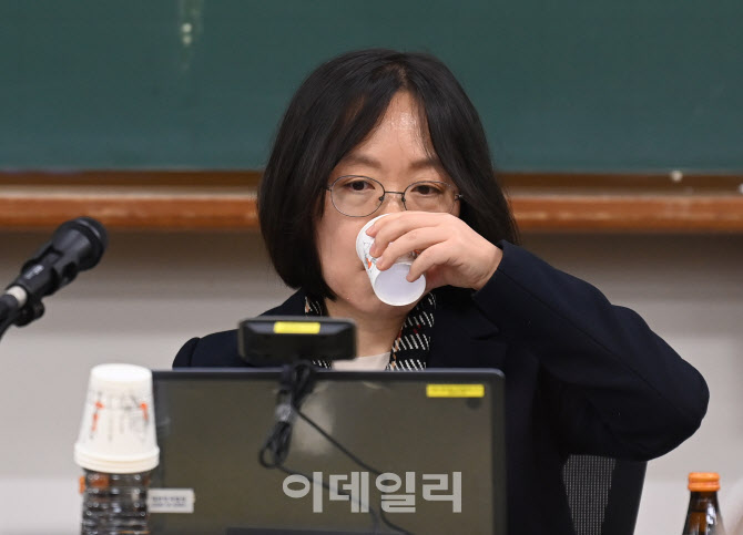  물마시는 김예영 의장                                                                                                                                                                             