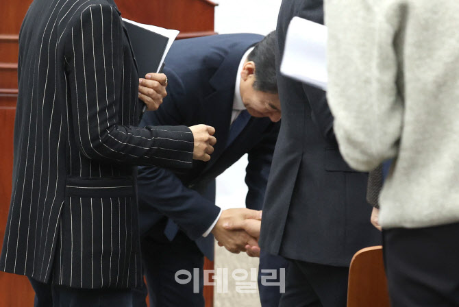 정책의총, '정청래 대표에게 인사하는 문진석'                                                                                                                                             