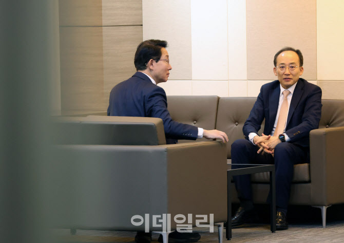 의원총회, '대화하는 추경호-김상훈'                                                                                                                                                      