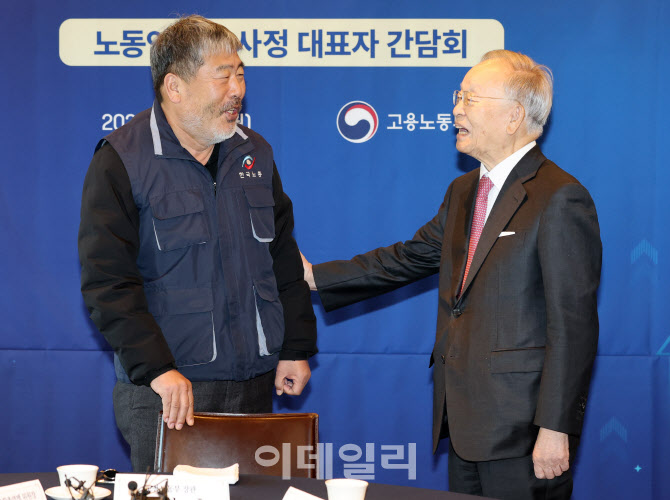 이야기 나누는 김동명 한노총 위원장-손경식 경총 회장                                                                                                                                               