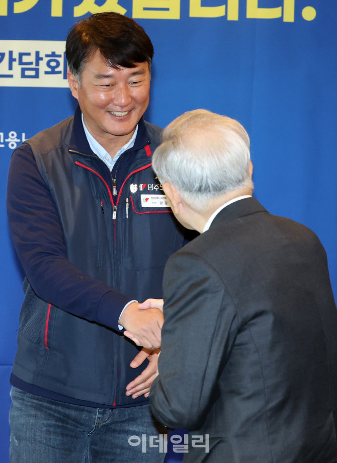 인사 나누는 양경수 민노총 위원장-손경식 경총 회장                                                                                                                                                 