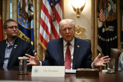 트럼프 “엔비디아 H200, 中 등에 수출 허용…習에게도 알려”(상보)