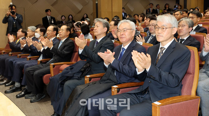 박수치는 천대엽 법원행정처장과 내빈들                                                                                                                                                             
